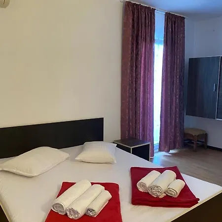 Ana Trident בית הארחה 2*